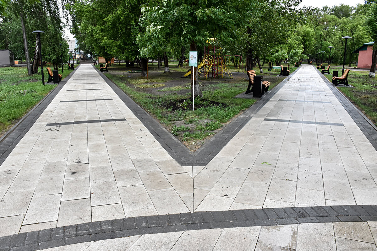 Парковые дорожки из крупной тротуарной плитки, плитка Алом «Мегаполис»