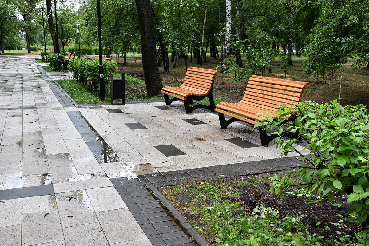Крупная тротуарная плитка Алом и лавочки в парке