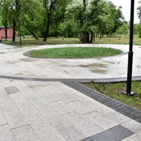 Крупная тротуарная плитка в парке, плитка Алом «Мегаполис», цвет гранит